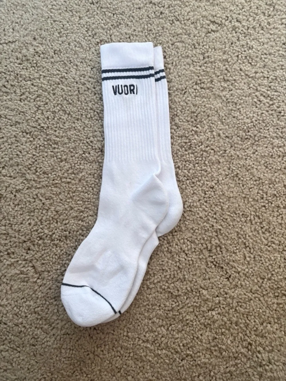 Vuori Crew two pairs Socks Salt Heather/White Size Large NWOT